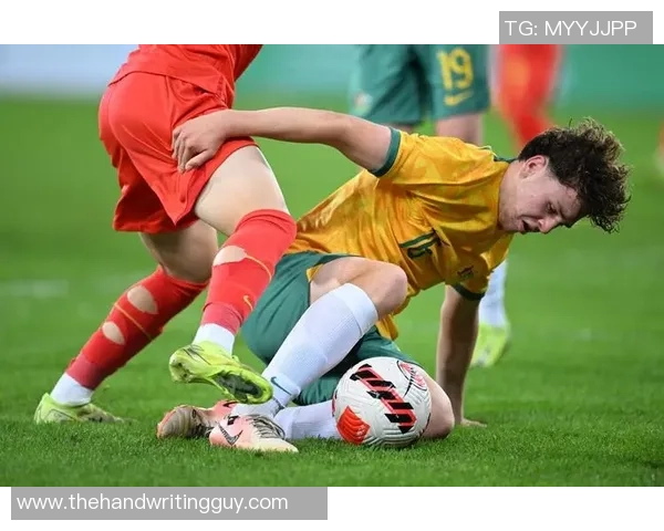 足球明星踢球时意外脱皮引发热议视频全程回放精彩瞬间不容错过